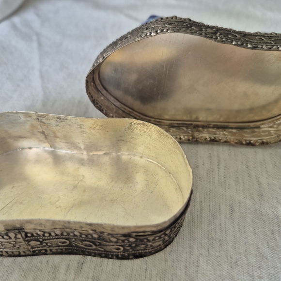 Blue and White Ceramic Cat  Shard Trinket Jewellery Box With Ornate Silver Botto - Picture 4 of 5